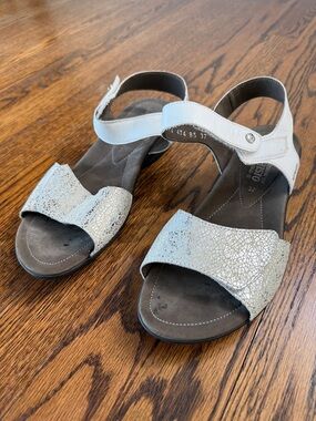B38 Mephisto Women’s 7/37 Silver Metallic Crackle Leather Velcro Sandals